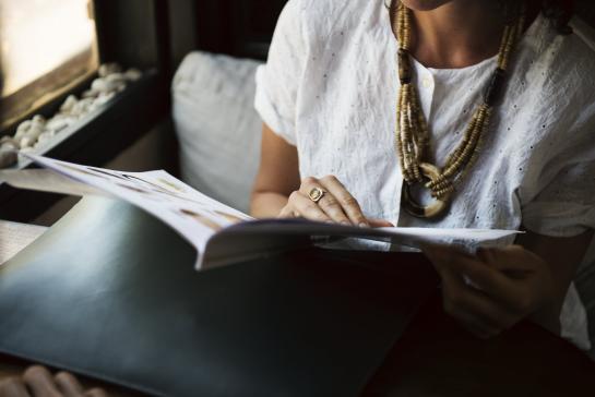 vrouw leest brochure