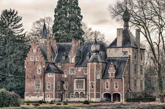 Kasteel de Meeûs d’ Argenteuil is ook gekend als Hof ter Bruelen of als het kasteel de Trannoy.