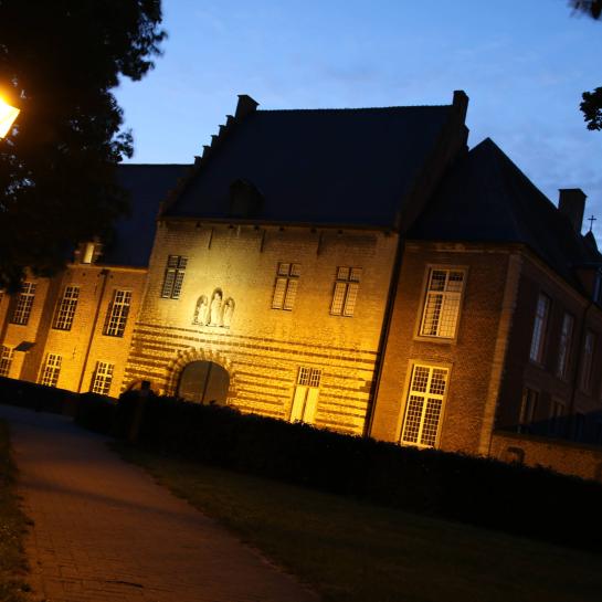 Abdij van Tongerlo bij schemerlicht