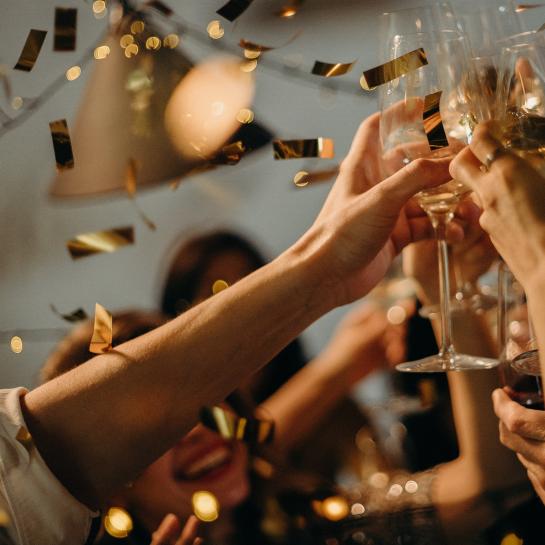 champagne feest toasten