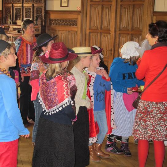 Kinderen in het gemeentehuis