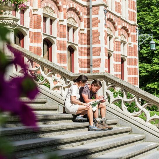 Koppel op trap van het gemeentehuis