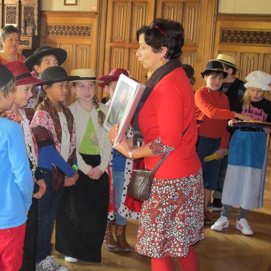 Kinderen in het gemeentehuis